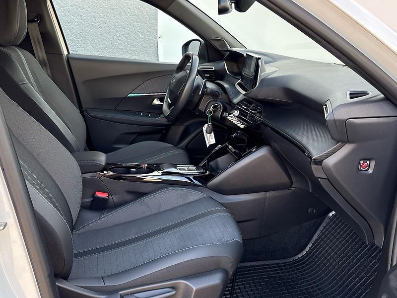 Peugeot 2008 (2023) AllurePack 1.2 PureTech EAT8 - fotka 13 z 37