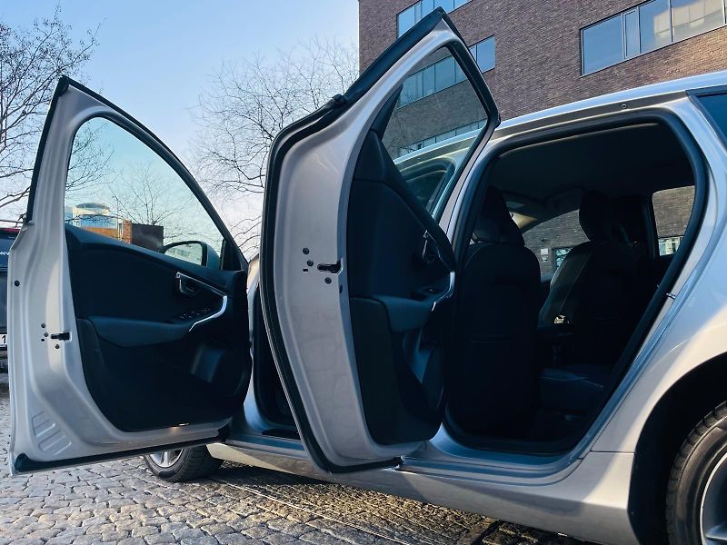 Volvo V40 2.0i MANUÁL KAMERA SERVISKA - fotka 22 z 45