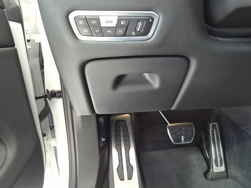 BMW X5 xDrive40i - fotka 14 z 33
