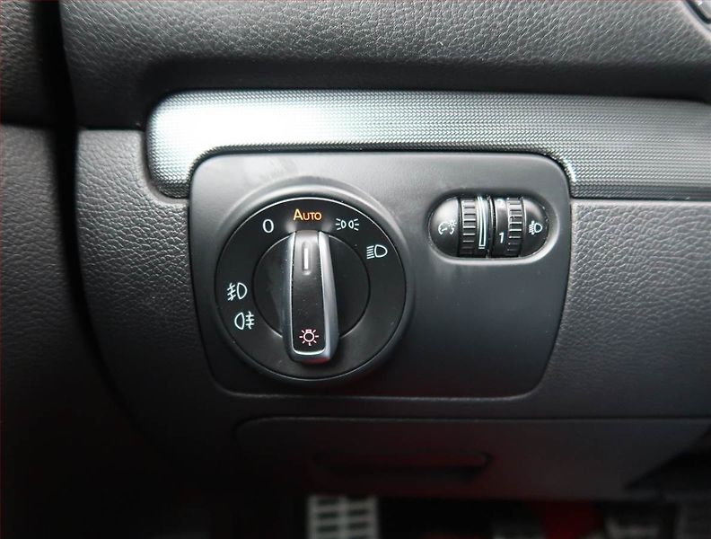Volkswagen Golf (2011) 1.6 TDI, Tempomat - fotka 16 z 18