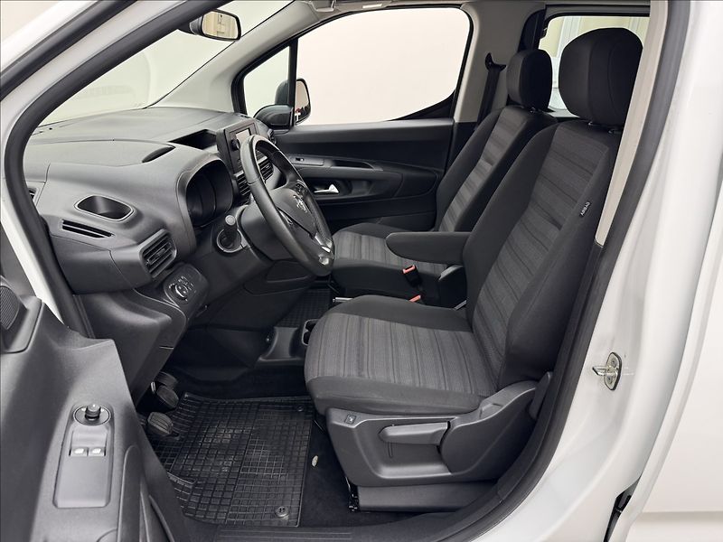 Opel Combo 1,2 81kW VÝHŘEV TAŽNÉ 1MAJ ČR - fotka 30 z 38