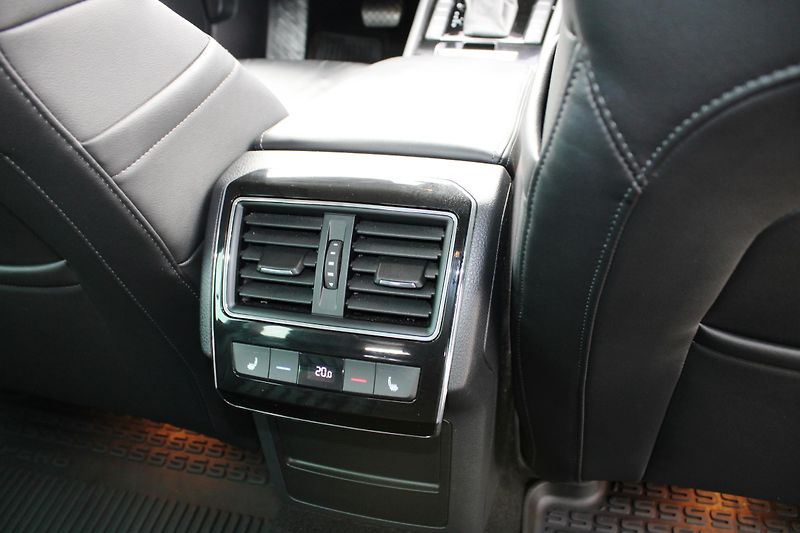 Škoda Superb (2018) 2,0TDI KŮŽE NAVI KLIMA  ALU 19 - fotka 16 z 44