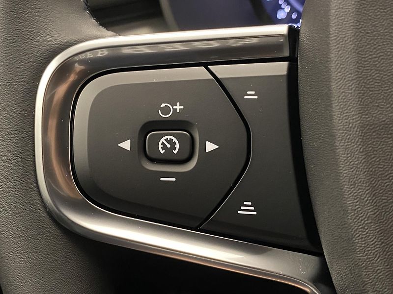 Volvo XC40 (2025) B3 AUT DARK PLUS - fotka 31 z 48