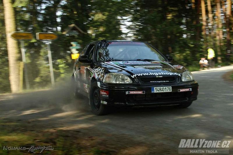 Jiří Hladík se svým zbrusu novým vozem Renault Clio Rally5 Phase II.