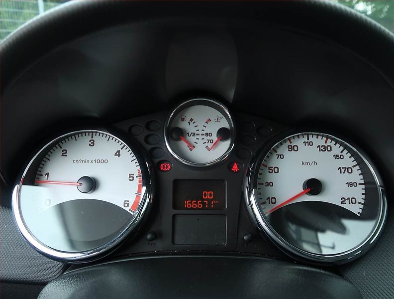 Peugeot 207 (2012) 1.6 HDi, po STK, jezdí výborně - fotka 11 z 16