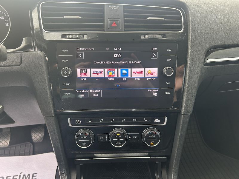 Volkswagen Golf Variant 2,0TDi Highline NAVI LEDMATRIX - fotka 50 z 69