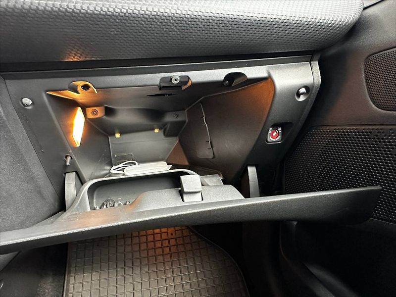 Peugeot 2008 1,2 i 60kW PureTech, ČR,1.maj - fotka 30 z 35