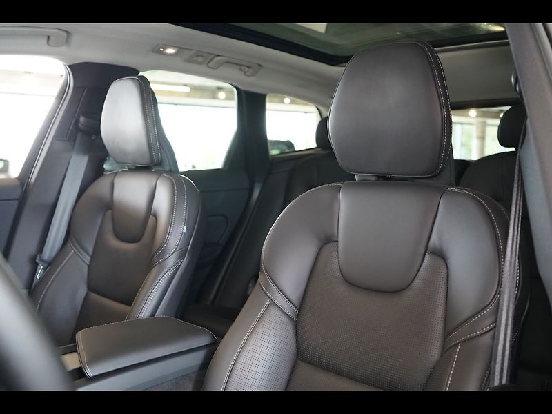 Volvo XC60 T8 PLUS Dark, Ventilace, 360° - fotka 19 z 48