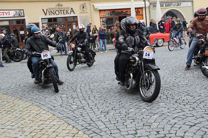 Automobiloví a motocykloví veteráni se rozloučili s letošní sezonou. Start spanilé jízdy Přerovskem byl na náměstí v Lipníku. Neděle 2. září 2023