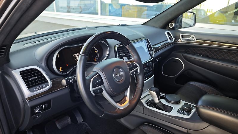 Jeep Grand Cherokee (2019) 3,0 CRD Summit ČR, 1.maj.  - fotka 24 z 49