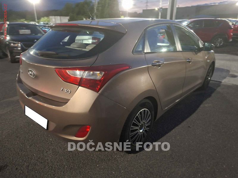 Hyundai i30 (2012) 1.4i, ČR, Klima - fotka 2 z 3