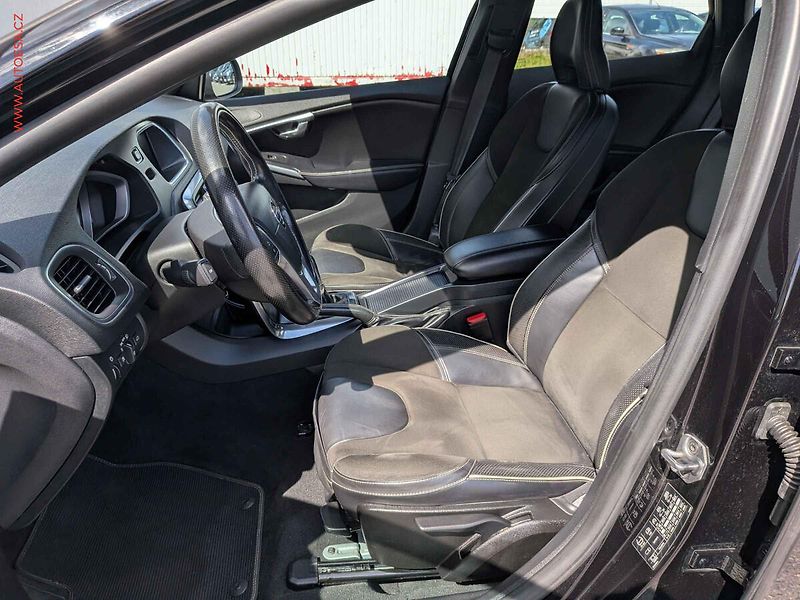 Volvo V40 (2015) 2.0d, Navi, xenon, temp. - fotka 10 z 16