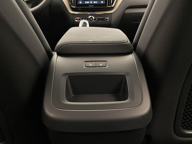 Volvo XC60 B5 AWD DARK PLUS AUT CZ - fotka 32 z 61
