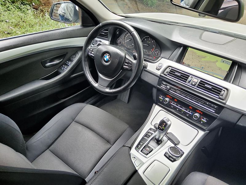 BMW Řada 5 (2016) 520d xDr.  ČR navi nez. topení - fotka 12 z 24