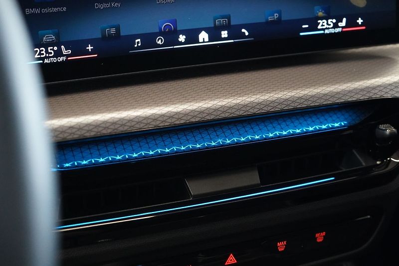 BMW Řada 3 320d xDrive Touring, HUD, ACC - fotka 33 z 43