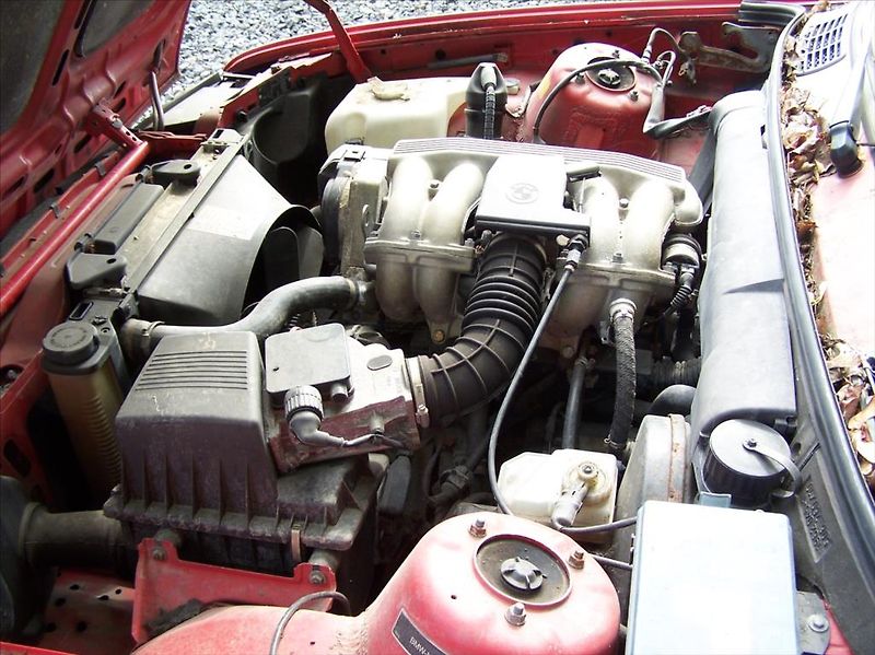 BMW Řada 3 1.8 VETERÁN Vada motoru, koroz - fotka 13 z 15