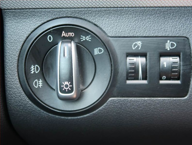 Volkswagen Touran (2012) Comfortline 1.4 TSI, Navi - fotka 16 z 19