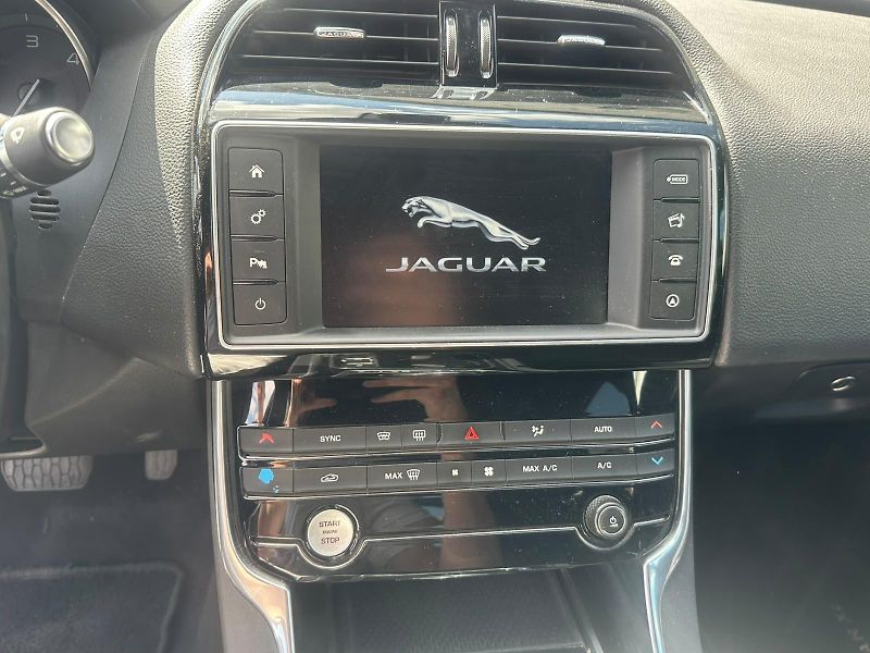 Jaguar XE (2016) 2.0D, 120KW, R SPORT - fotka 12 z 27