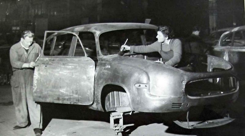 Tatra 603 před branou závodu Příbor
