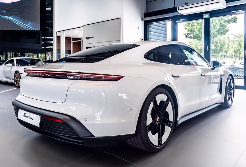 Porsche Taycan 4 SportDesign Matrix ACC 360 - fotka 6 z 22