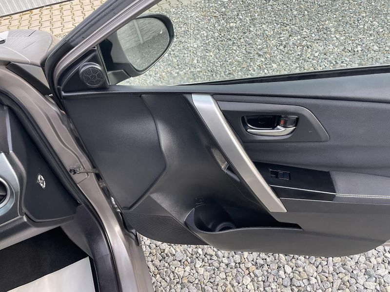 Toyota Auris 1.8i 16v HYBRID AUT NAVI CAM!! - fotka 127 z 166