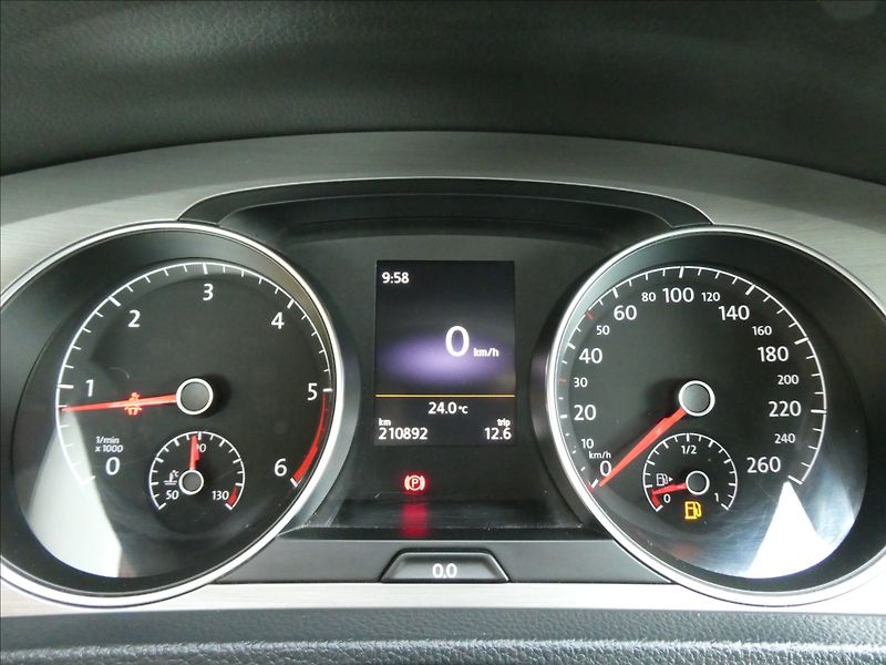 Volkswagen Golf 1,6 TDi 77kW serviska, xenony - fotka 33 z 50