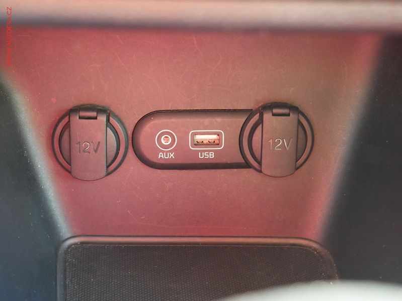 Kia Ceed (2017) 1.6 CRDi, ČR, AC, výhřev sed - fotka 20 z 22