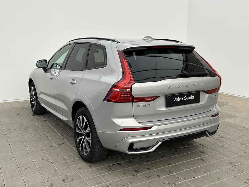 Volvo XC60 2.0  B4 4x4 PLUS  Black - fotka 4 z 29