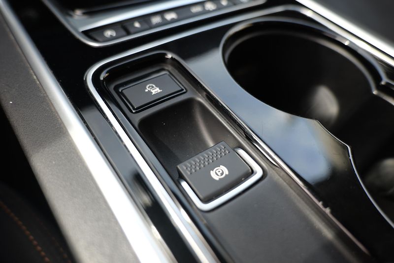 Jaguar XE 20t Prestige Meridian Kůže - fotka 27 z 35