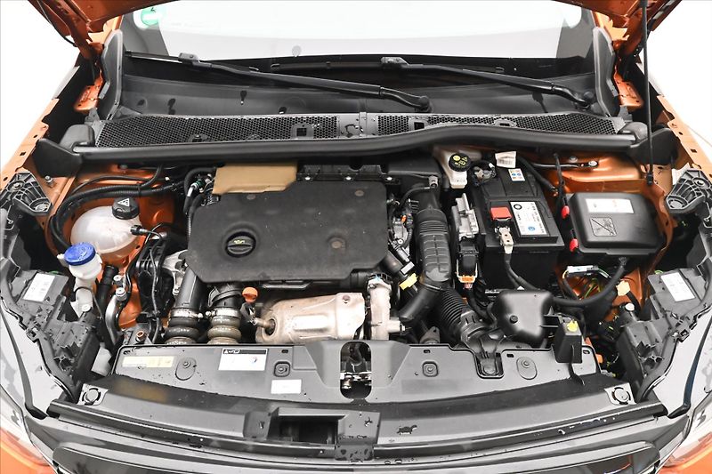 Peugeot 2008 1,5 BlueHDi 81 kW Allure Záruk - fotka 9 z 29