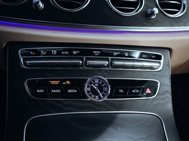 Mercedes-Benz Třídy E E 400d 4MATIC AMG - TOP - fotka 15 z 27