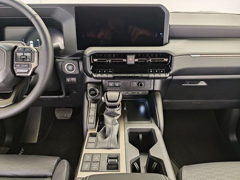 Toyota Land Cruiser 2.8L Diesel Executive 4x4 - fotka 13 z 48