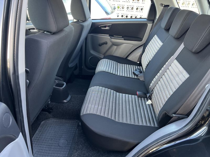 Suzuki SX4 1.6i 4x4 NAVI KLIMATIZACE ALU - fotka 18 z 32