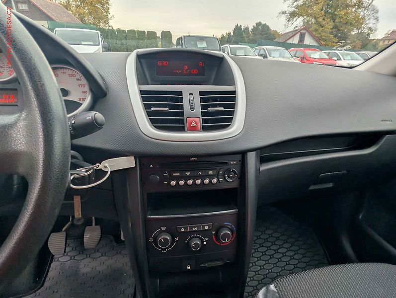 Peugeot 207 (2009) 1.4 i, 1.maj,ČR, Klima - fotka 13 z 18
