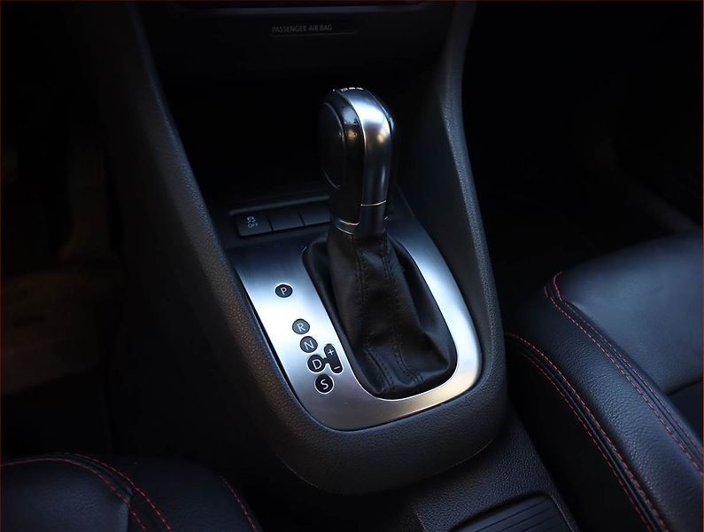 Volkswagen Golf (2011) 1.6 TDI, Automat, Navi - fotka 13 z 16