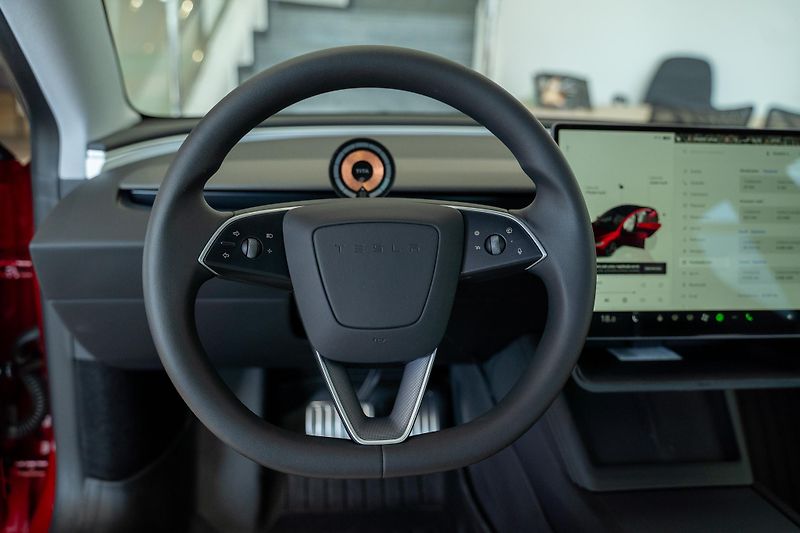 Tesla Model 3 (2024) PERFORMANCE HIGHLAND — DUAL  - fotka 23 z 24