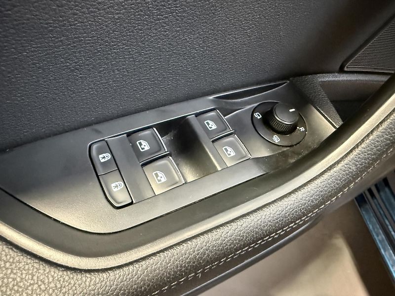 Škoda Superb 2.0 TDI 110kW L&K Combi DSG - fotka 10 z 15