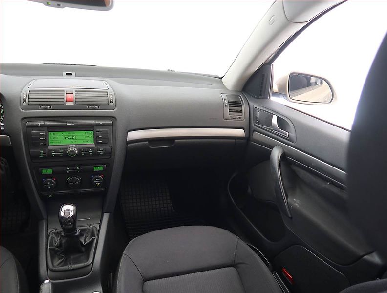 Škoda Octavia (2005) 2.0 TDI, Tempomat - fotka 8 z 19