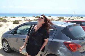 Teplota v kabině auta zaparkovaného na přímém slunci dokáže během hodinky vystoupat i na 70 stupňů Celsia. Při otevření vás čeká žhavé peklo.