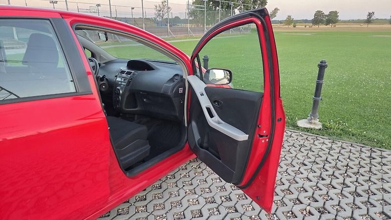 Toyota Yaris (2011) 1.0 VVT-i, 51 kW, klima, CZ - fotka 9 z 17