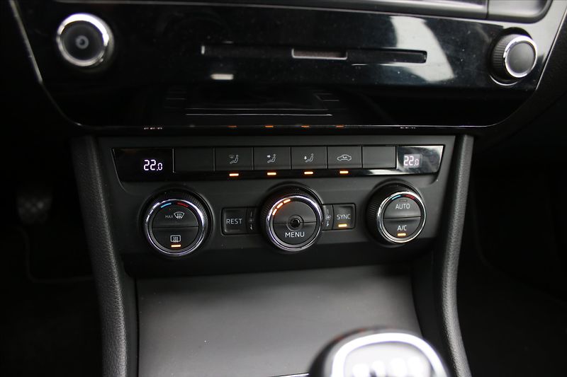 Škoda Superb 1.4 TSI 110kW 1.MAJITEL ČR - fotka 17 z 21