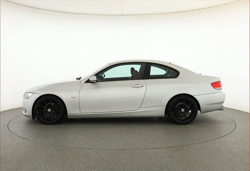 BMW Řada 3 (2008) 320 i, Xenony, Tempomat - fotka 3 z 16