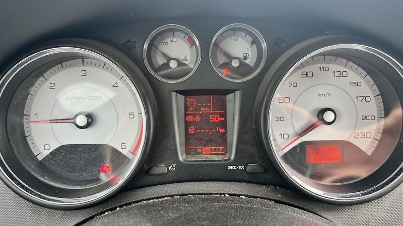 Peugeot 308 2.0 HDi 6M/T panorama - fotka 8 z 10
