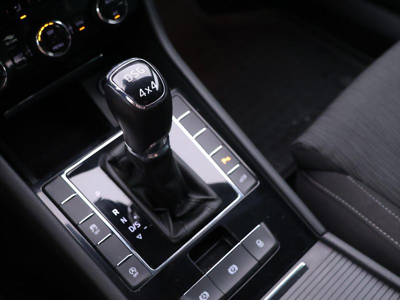 Škoda Superb 2,0 TDI 140kW DSG 4x4 CZ DPH - fotka 24 z 32