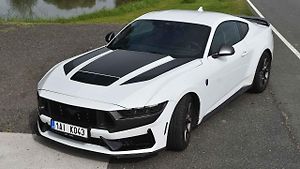 Tento Ford Mustang byl ve výkonnější verzi Dark Horse.