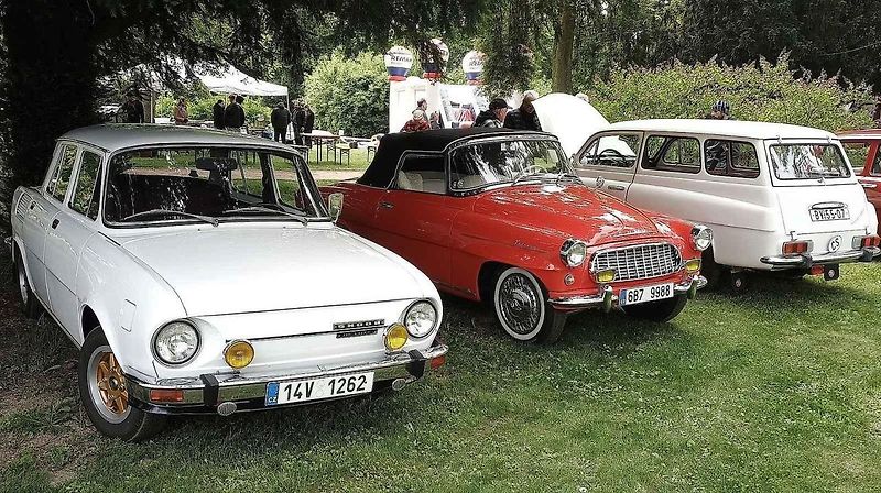 Habrovany cestovaly časem. Park zaplnily historické automobily i motorky.