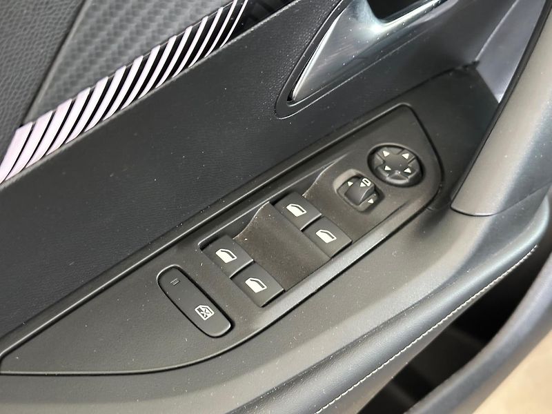 Peugeot 2008 1,2 PT Allure, 96kW, Automat - fotka 17 z 17