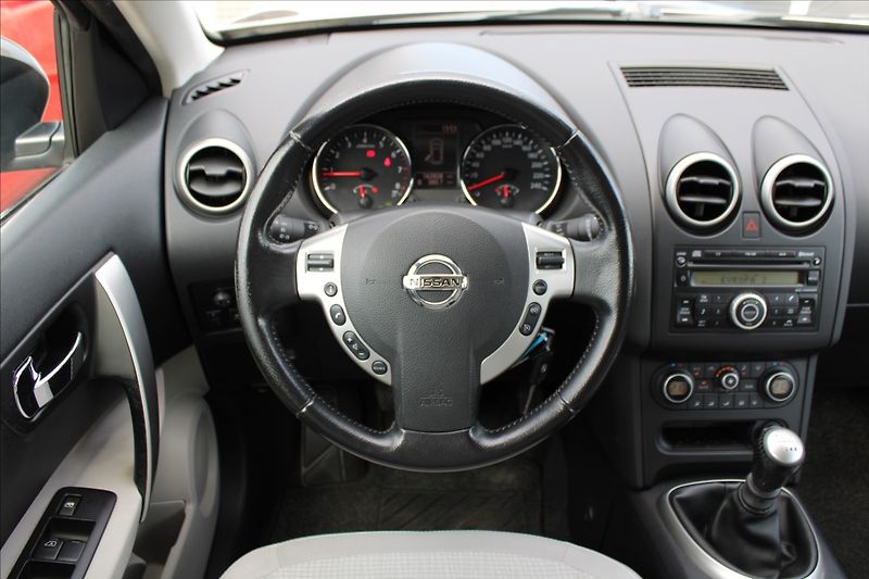 Nissan Qashqai 2,0 i  NOVÉ V ČR,4x4,TAŽNÉ - fotka 10 z 24