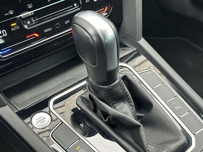 Volkswagen Passat Variant (2023) 2.0 TDI 4Motion DSG R-Line - fotka 16 z 35
