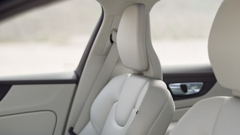Volvo V60 (2026) PLUS DARK, B4, 145+10 kW / 197 - fotka 12 z 13